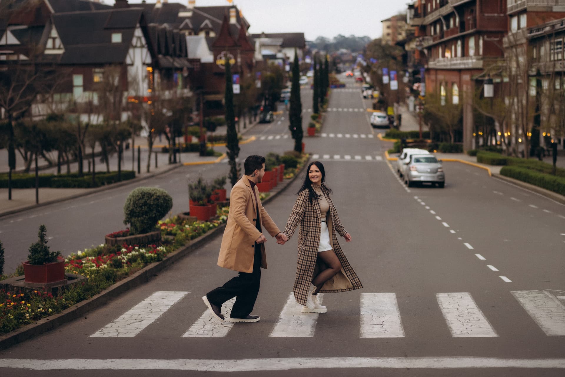 Fotografia cinematográfica de casal ao pôr do sol nas montanhas de Gramado