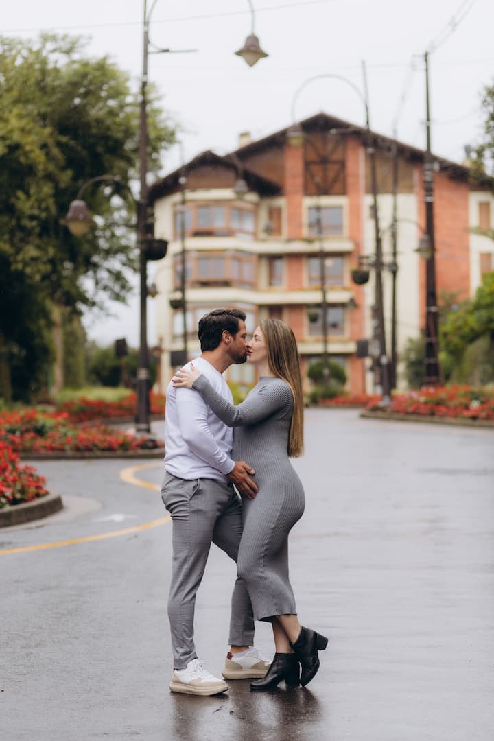 Casal em rua de pedras em Gramado